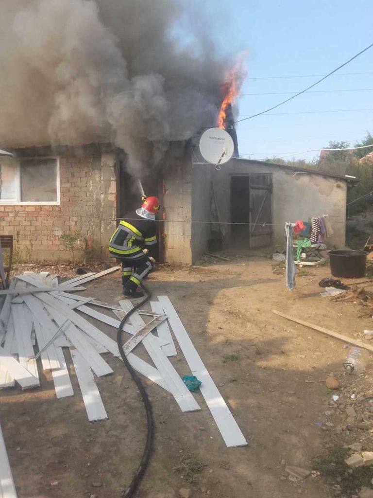 Incendii de Ziua pompierilor. Forțele ISU intervin în două comune