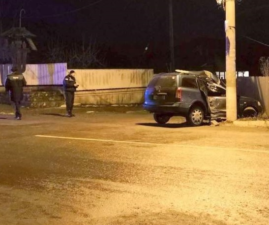 Mașină izbită în stâlp, în urma unui accident produs la beție