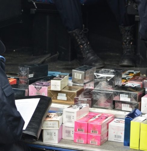 Parfumuri confiscate în Piaţa Centrală