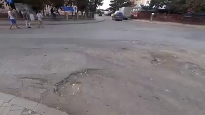 Drumul măturat de angajații primăriei din Trușești pentru asfaltare.