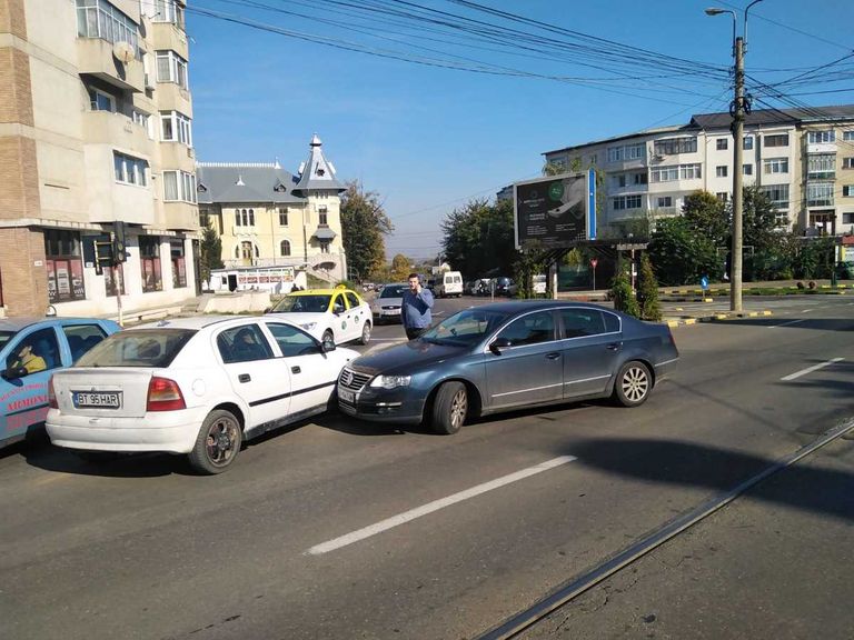 Accident cu o maşină fără şofer în centrul oraşului (video)