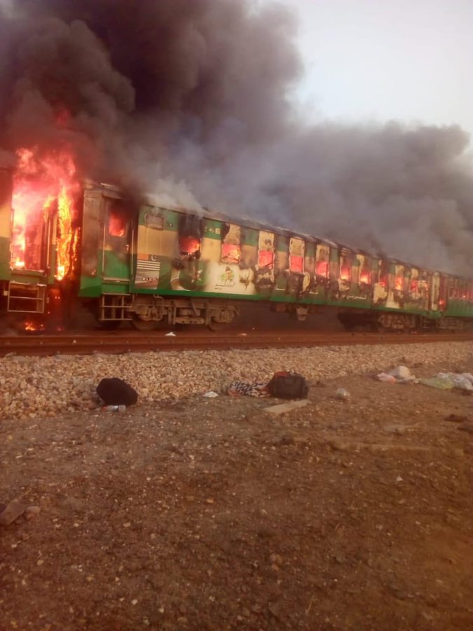 Un tren de pasageri a luat foc în Pakistan. Peste 65 de morţi şi 40 de răniţi