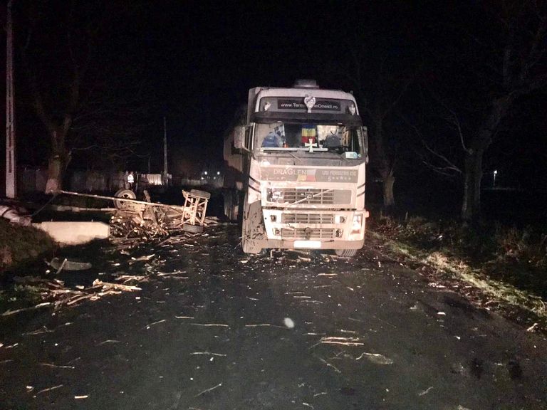 Căruțaș trimis la Iași după ce a fost spulberat de camion