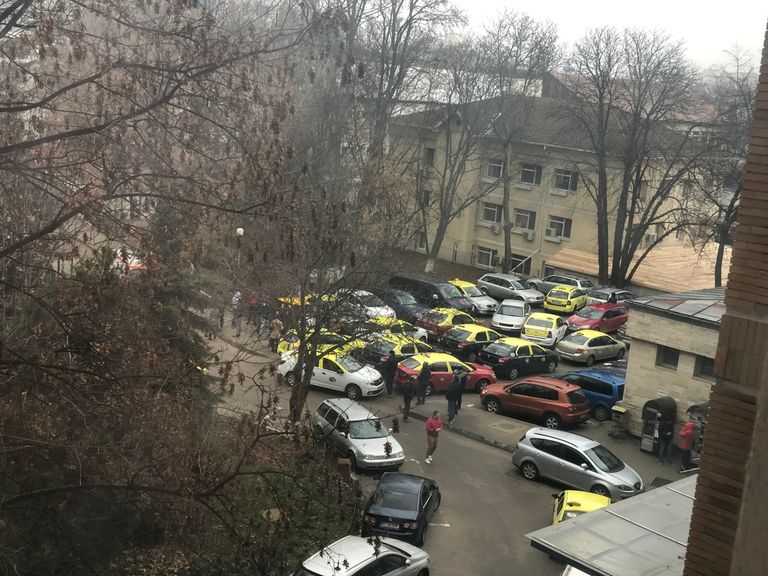 Zeci de taxi-uri în curtea Spitalului Județean (video)