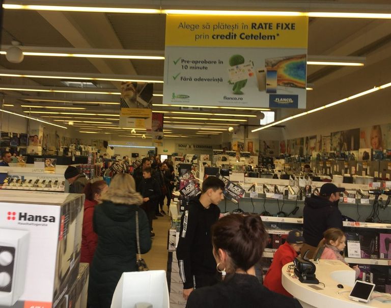 Magazine luate cu asalt de Black Friday (foto)