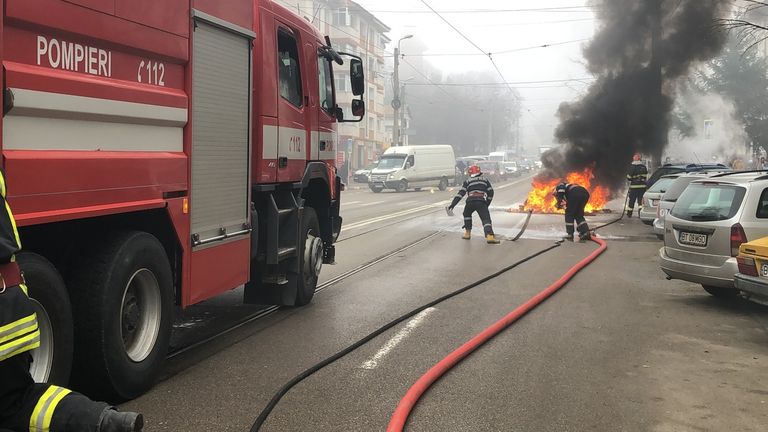 Mașină înghițită de flăcări pe Ion Pillat (video)