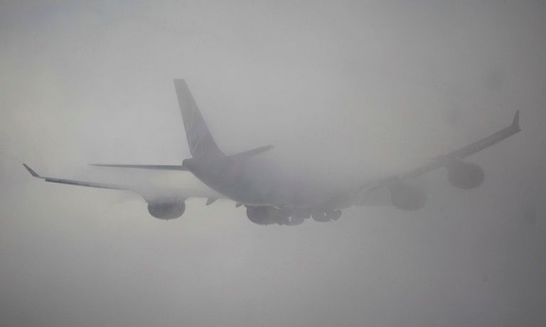 Avion deturnat de ceață la Suceava (video)