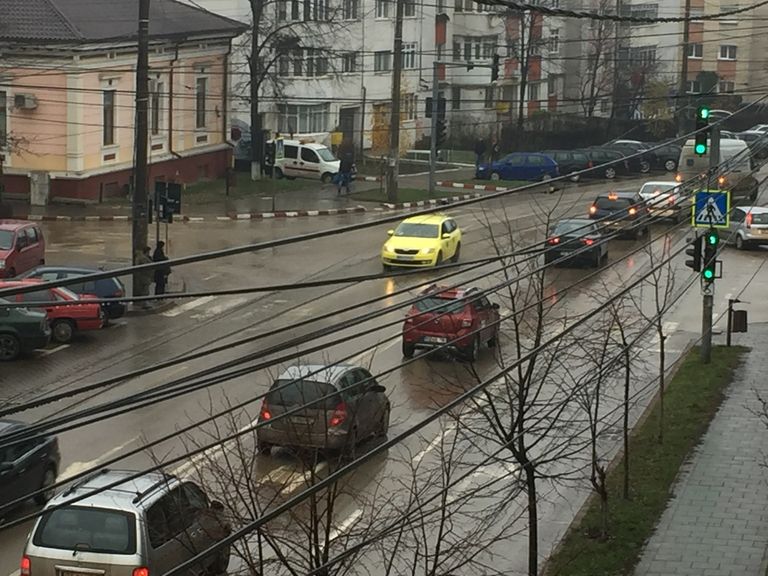 Avertizările meteo se ţin lanţ. Codul galben de ploi, prelungit din nou pentru mai multe localităţi