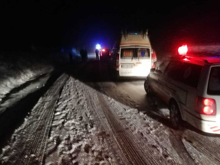 Accident cu cinci victime din cauza zăpezii de pe drum
