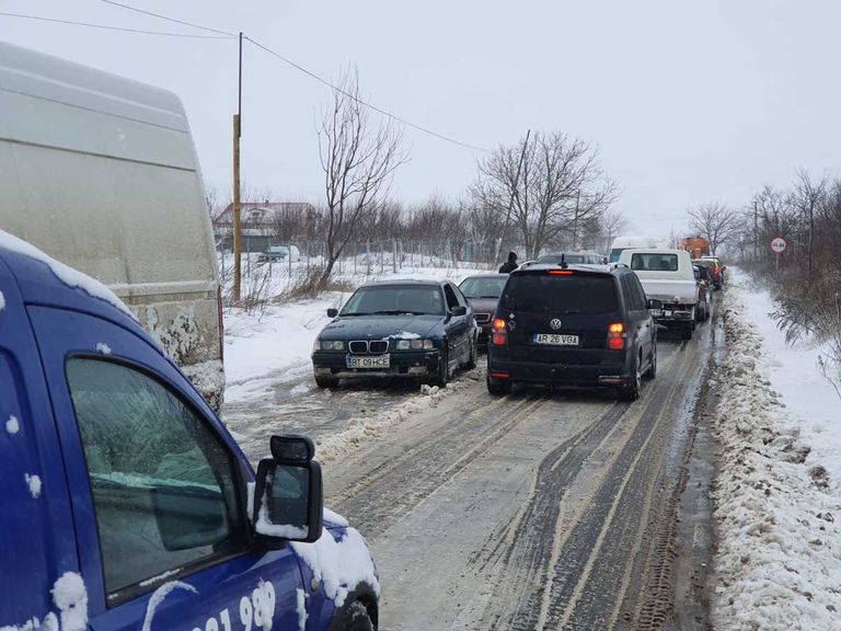 Aproape 100 de mașini blocate zeci de minute pe drumul spre Săveni (video)