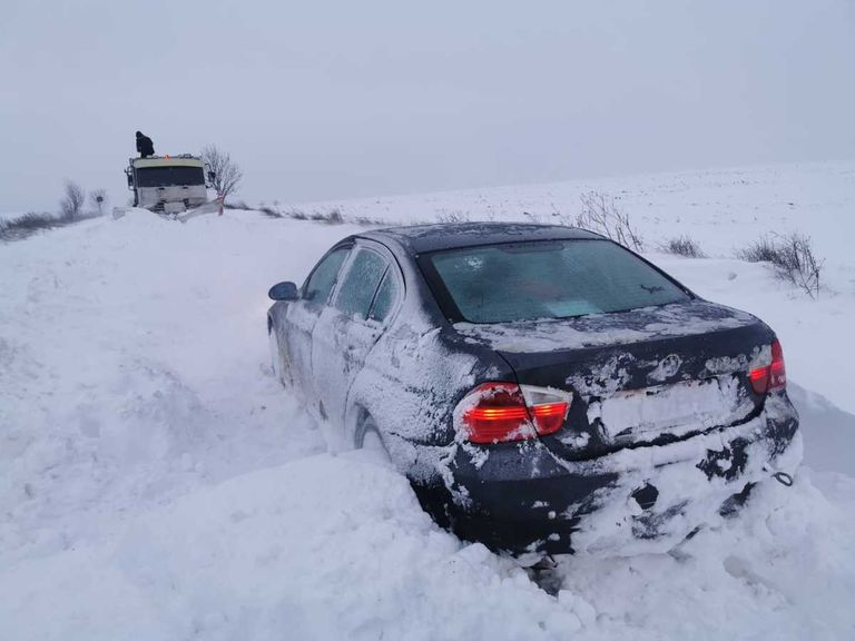 Două drumuri sunt încă înzăpezite
