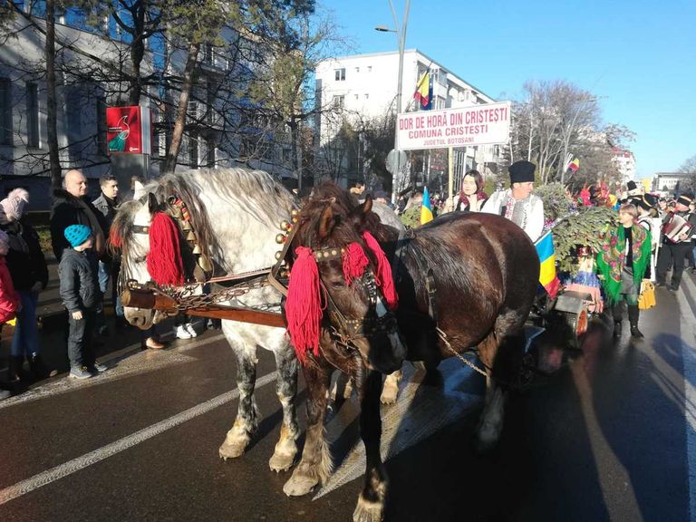 Mii de botoşăneni în stradă la Festivalul de Datini şi Obiceiuri