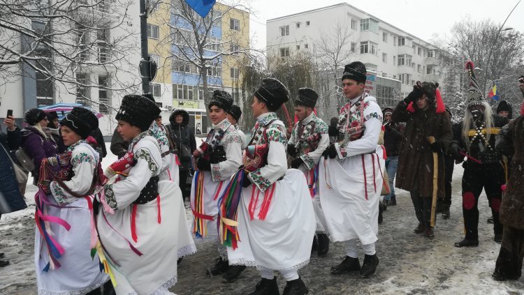 Regal de datini şi obiceiuri de iarnă organizat de Centrul Judeţean pentru Conservarea şi Promovarea Culturii Tradiţionale