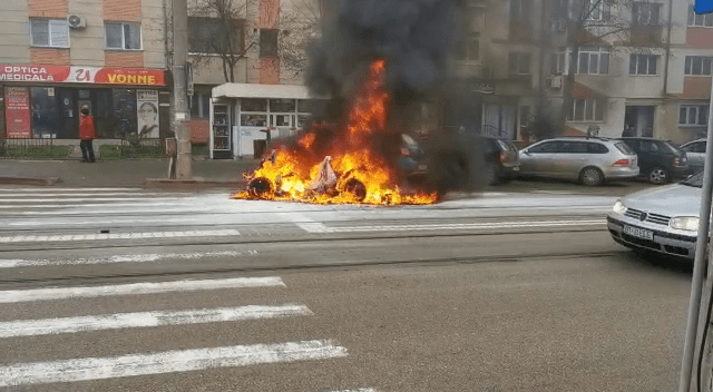 Autoturism în flăcări pe Ion Pillat