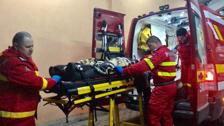 Femeie luată cu ambulanţa din centrul de vaccinare