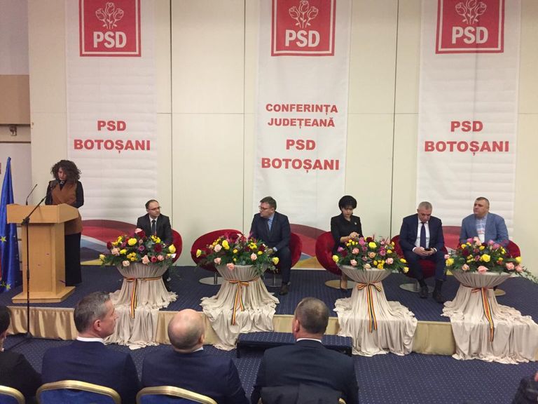 La conferința PSD președintele Consiliului Județean a fost foarte preocupat cu telefonul. Revizuia planurile de dezvoltare ale județului, probabil.