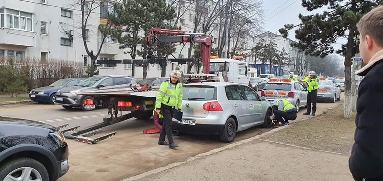 Poliţia Rutieră va putea ridica mașinile parcate neregulamentar pe trotuar