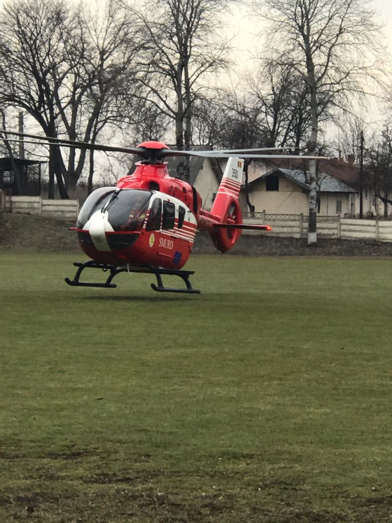 Elicopter chemat pentru un bătrân în stare gravă (video)