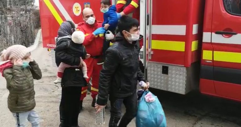 Familie întreagă transportată cu ambulanța la spital cu febră (video)