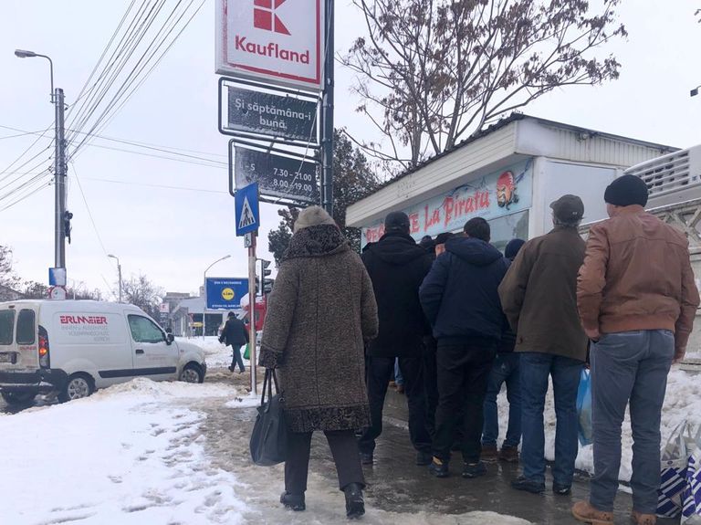 Sătui de moţiuni, botoşănenii fac rând la pescărie. Că oricum se termină toate în coadă de peşte.