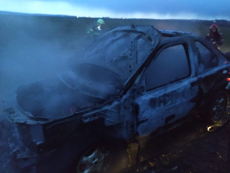 Mașină a vânătorilor mistuită de foc (video)