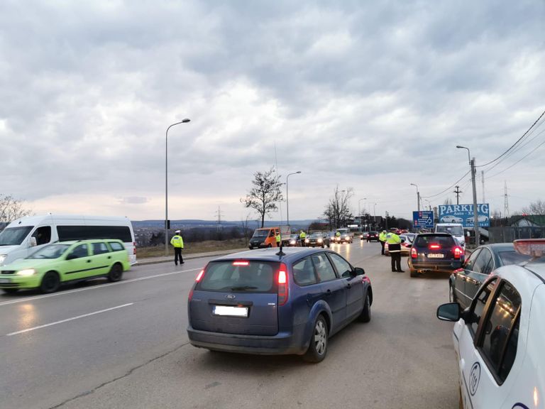 Ample acţiuni organizate de poliţiştii rutieri. Amenzile au curs