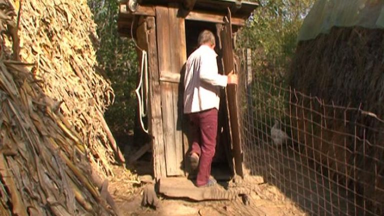 Ruşinea ţării cu WC-urile în fundul curţilor (video)