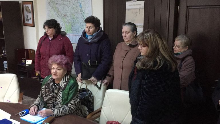 CJ luat cu asalt de asistenții medicali pensionați forțat de conducerea Spitalului (video)