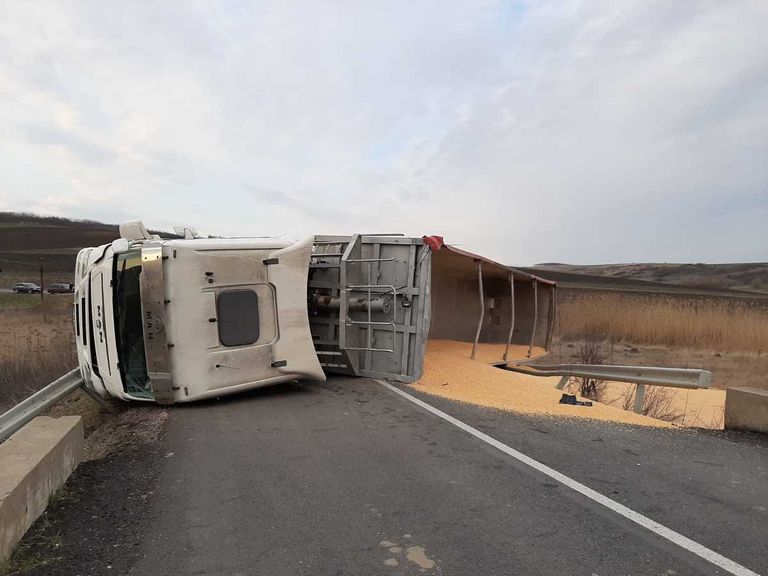 Drum Naţional blocat de un camion răsturnat