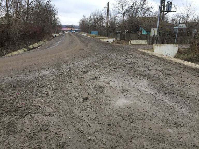 Drumuri asfaltate transformate în mocirle (video)