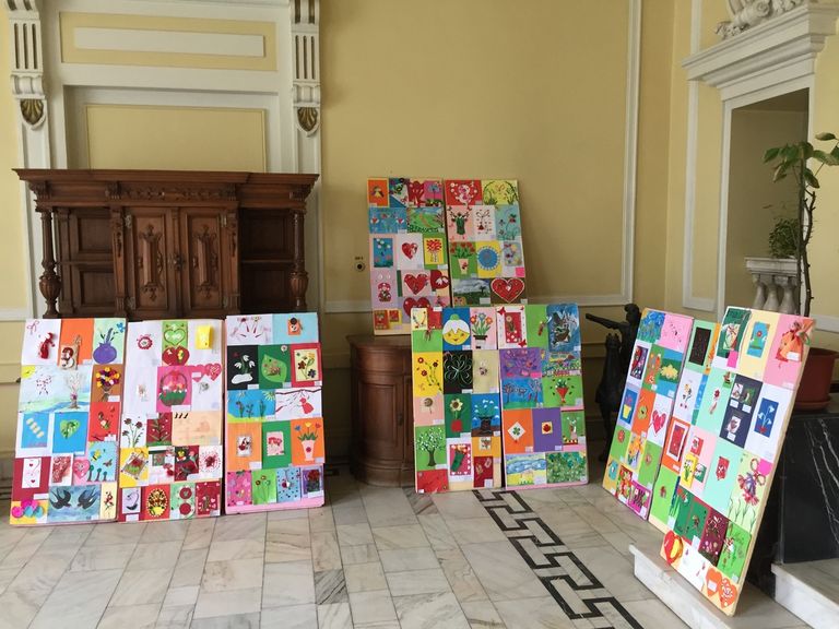 Expoziție de felicitări făcute de copii, în holul Muzeului Județean (foto)