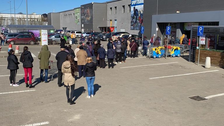 Măsuri sporite de siguranţă în supermarketuri din cauza Covid