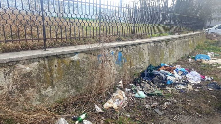 Teren din centrul orașului transformat în groapă de gunoi (foto)