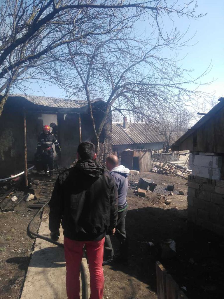 Casă distrusă în urma unui incendiu, la Manoleasa