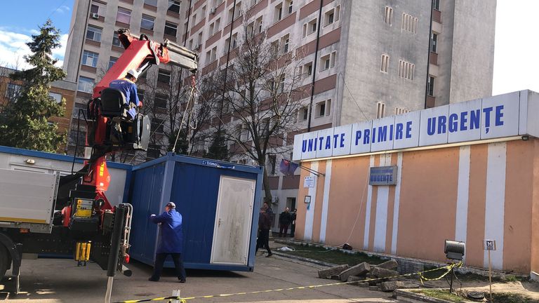 Luptă ca pe front cu noul virus (video)