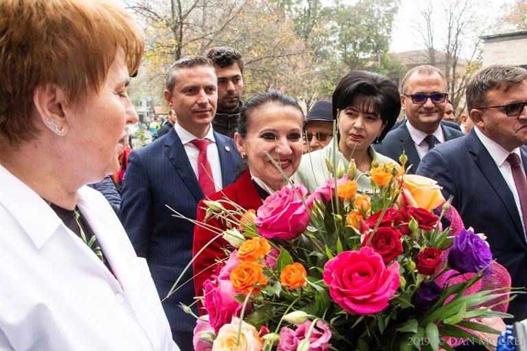 Pentru că vizita Sorinei Pintea la Botoșani a fost inopinată, i-a prins pe pesediști nepregătiți. Și a primit doar flori.