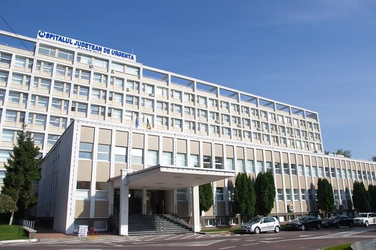 Spitalul de Urgență Suceava, amendat de poliție pentru că a distrus cuiburile de ciori din copacii din curte