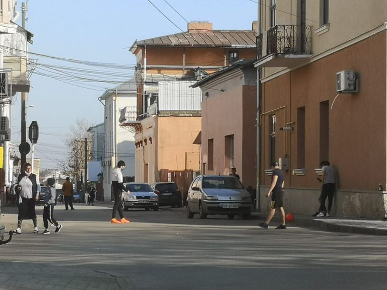 Copii puși de polițiștii locali să măture trotuarul din Centrul Vechi. De la ce a pornit totul
