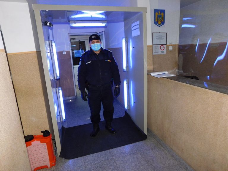 Tunel de decontaminare la intrarea în Inspectoratul de Jandarmi