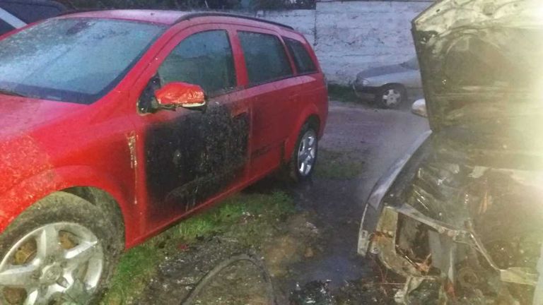 Trei autoturisme afectate de un incendiu izbucnit de la un scurtcircuit