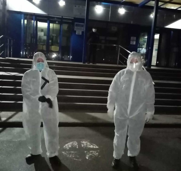 Scandalagiu suspect de Covid, liniștit de jandarmi în Spital