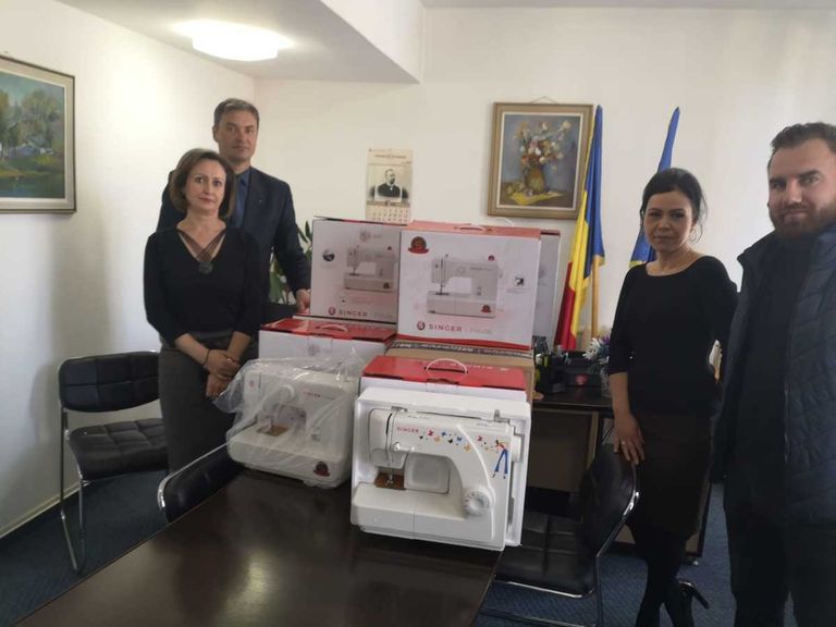Măști de protecție confecționate de copiii din DGASPC la mașini de cusut donate de Daniel Câșlariu