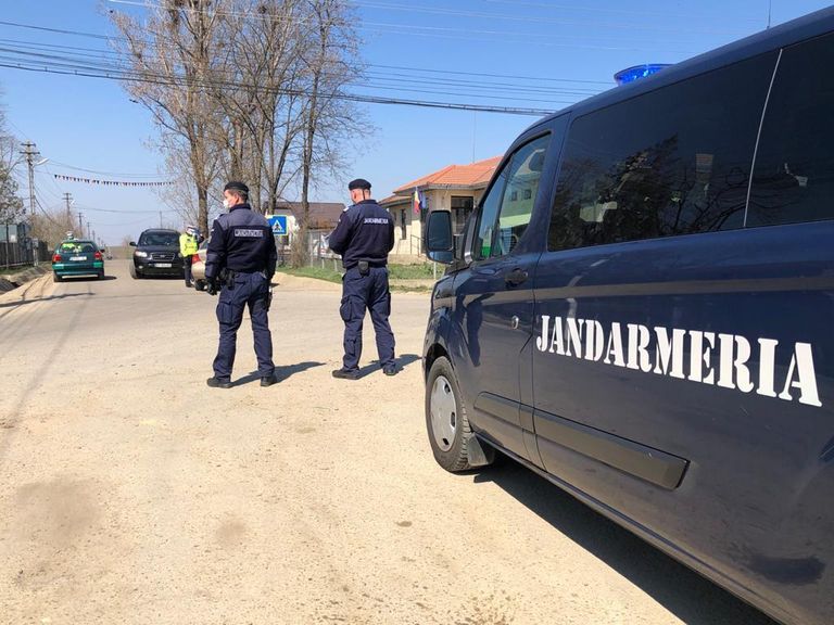 Doi frați au sărit pe geam din carantină să-și întâlnească părinții. Au întâlnit jandarmii