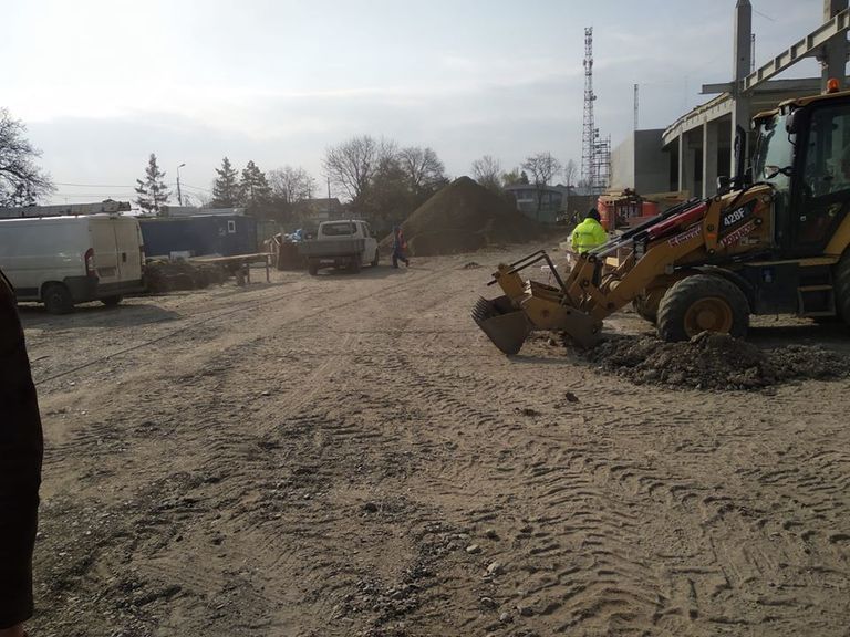 Constructorul unui hipermarket din Botoșani, amendat de Garda de Mediu (foto)