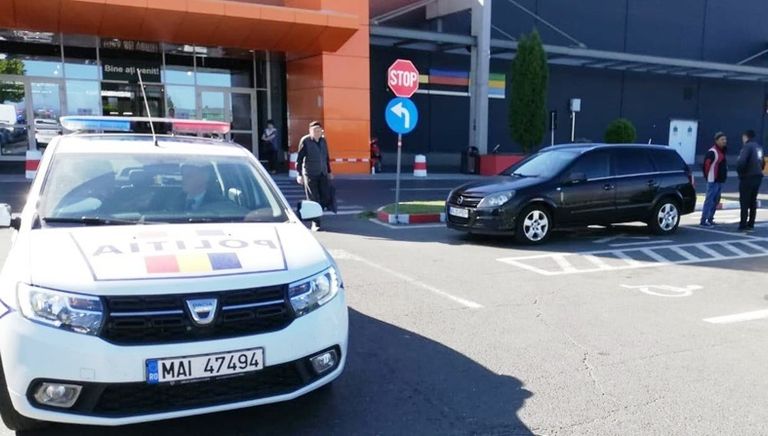 Șomoiog de bancnote furat în parcare. Hoțul prins de doi tineri