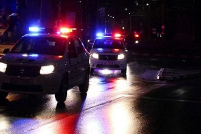 Încătușat de polițiști, după ce a vandalizat o mașină în toiul nopții