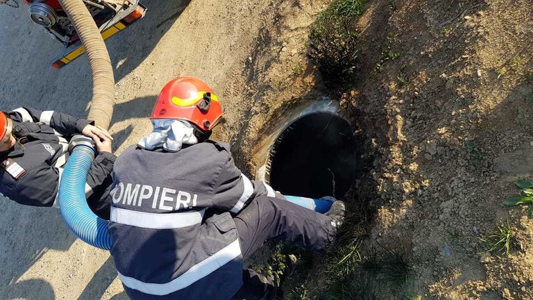 PET-uri incendiate într-un canal din zona ANL Șoseaua Iașului (foto-video)