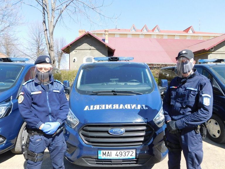 Viziere și măști de protecție pentru jandarmii botoșăneni