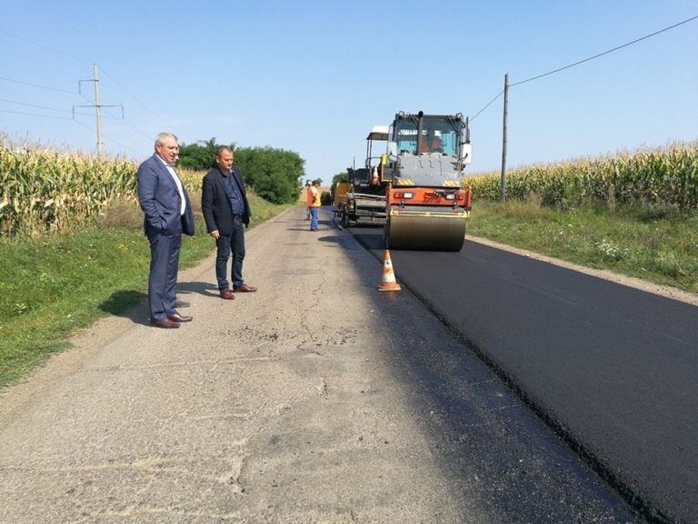 Licitație pentru asfaltare în comuna șefului CJ