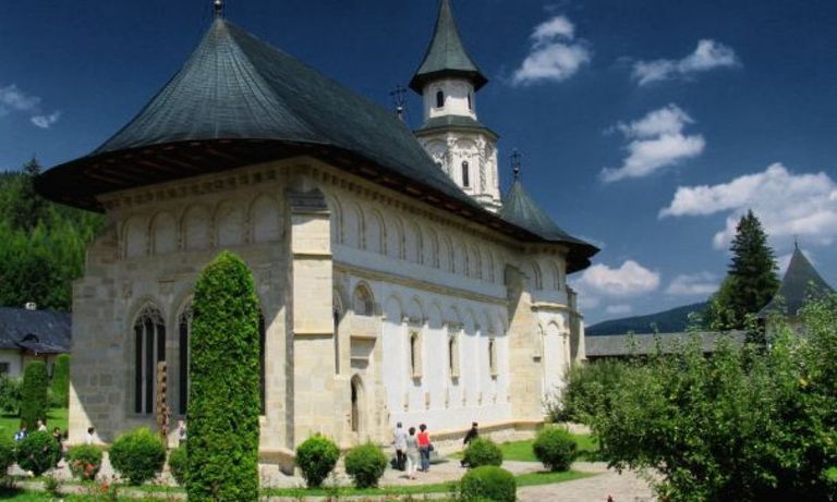31 de călugări de la Mănăstirea Putna au fost confirmați cu Covid-19 şi internaţi în spital